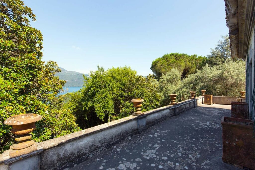 Great real estate in front of lake Albano, close to Rome
