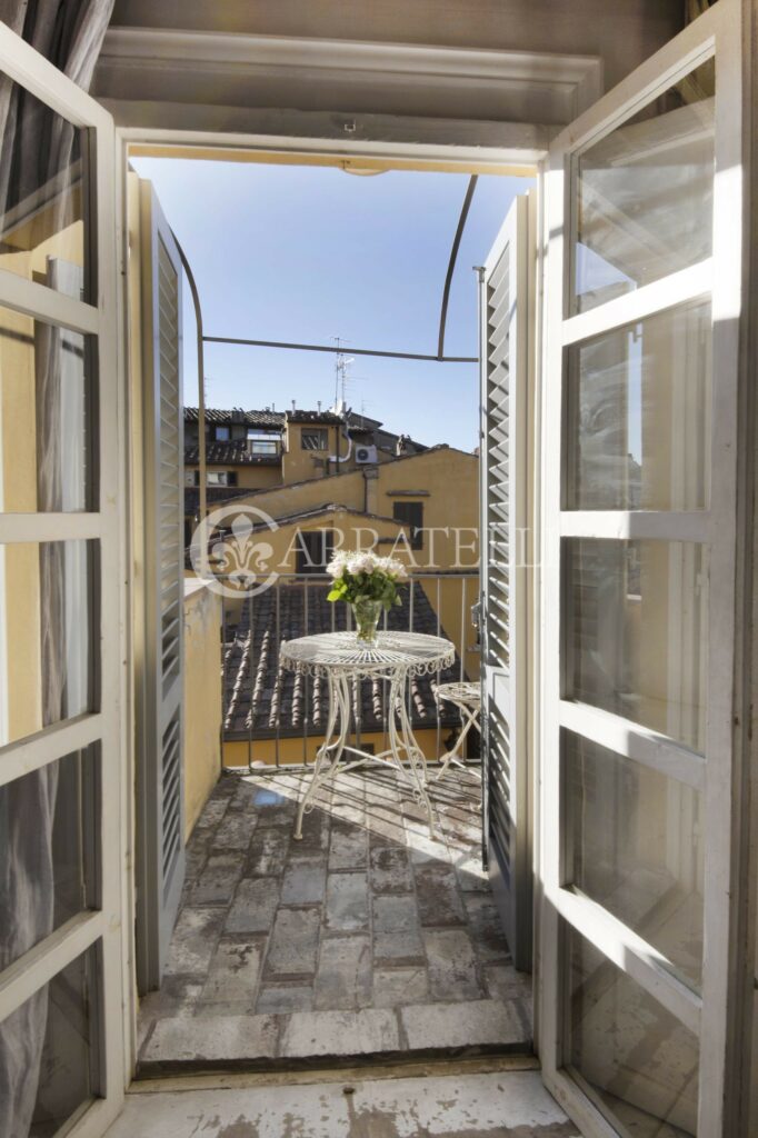 Шикарна квартира с террасой в центре Флоренции