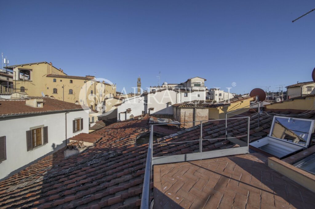 Шикарна квартира с террасой в центре Флоренции