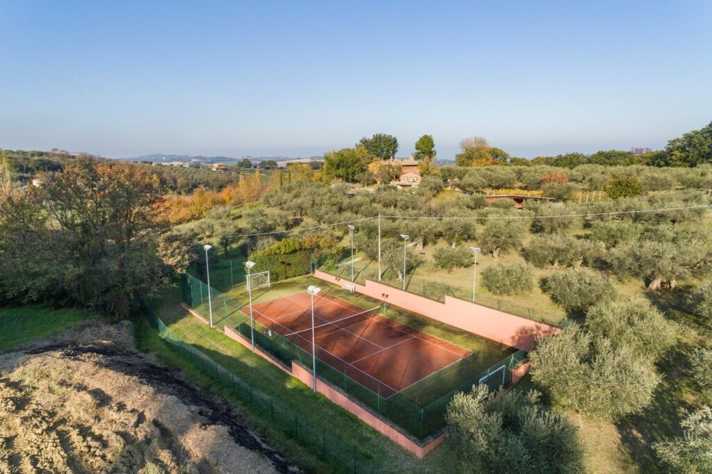 Villa di campagna con piscina e campo da tennis nelle Marche