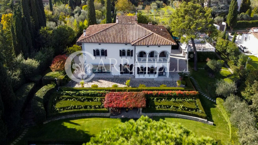 Villa di lusso con piscina e giardino a Firenze
