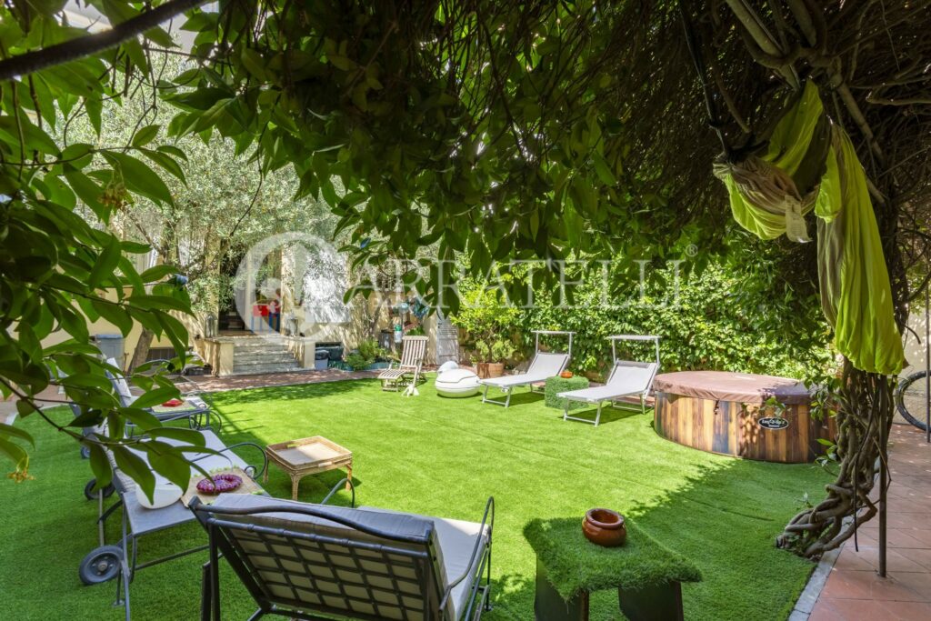 Очаровательная резиденция с садом в Виареджо