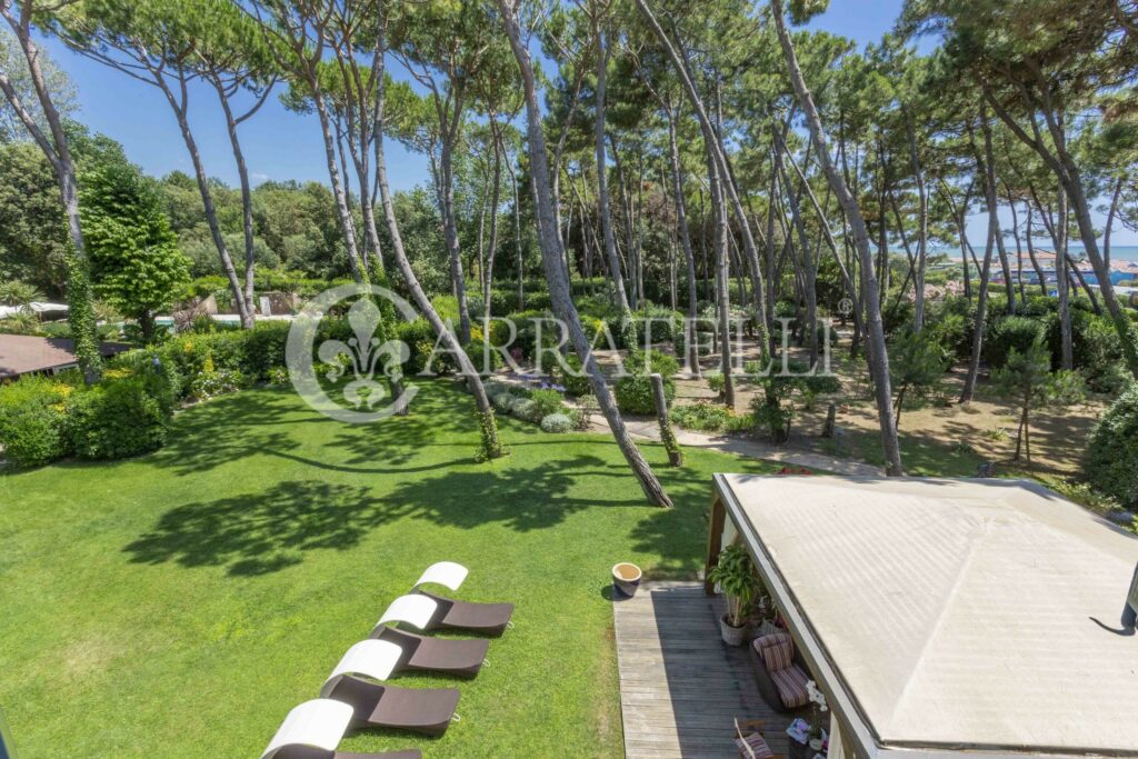 Beachfront villa with park and pool in Versilia