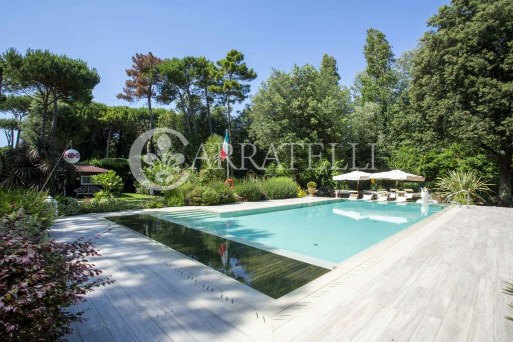 Villa fronte mare con parco e piscina in Versilia