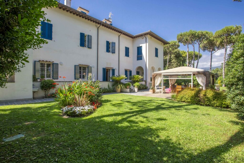 Elegant seafront villa with large park and swimming pool in Versilia