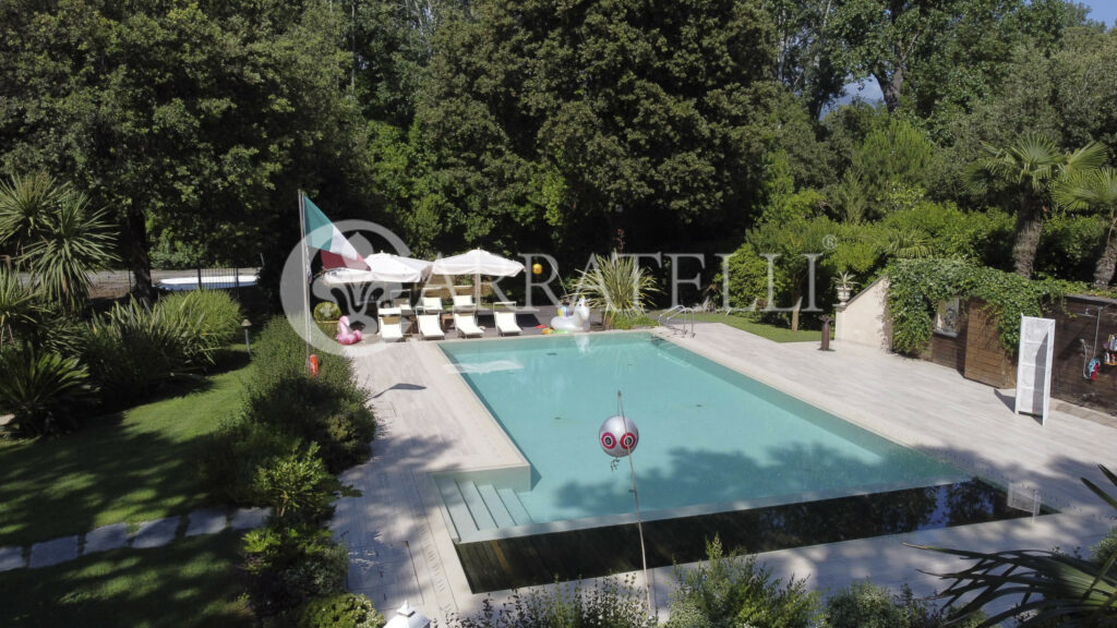 Villa fronte mare con parco e piscina in Versilia