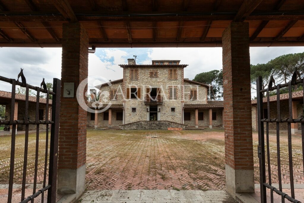 Wonderful historic villa to be restored with park near Florence