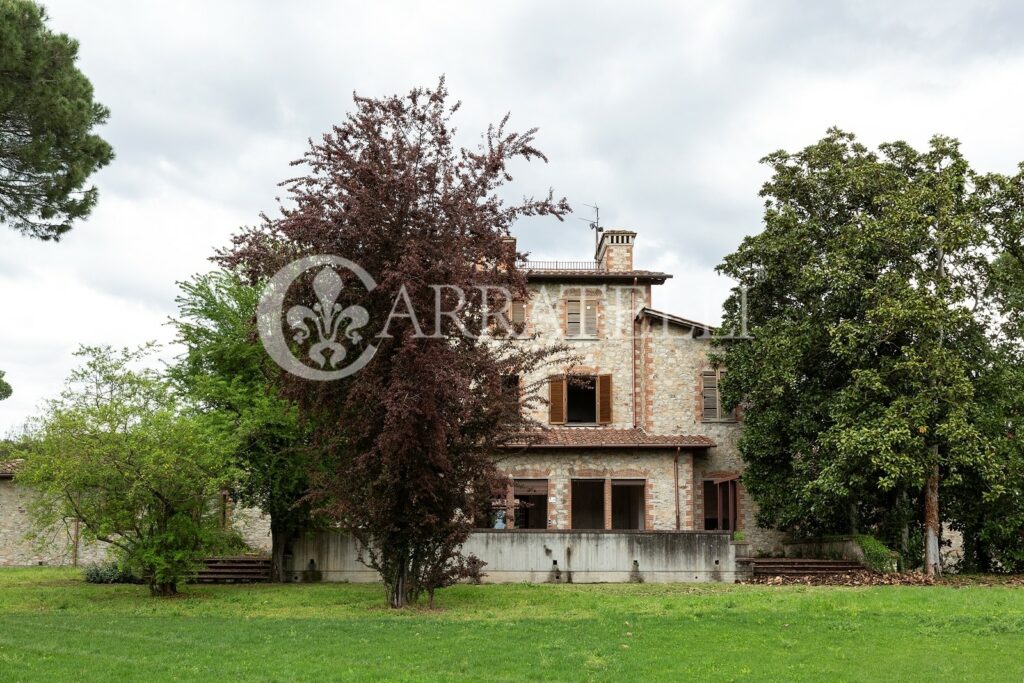 Wonderful historic villa to be restored with park near Florence