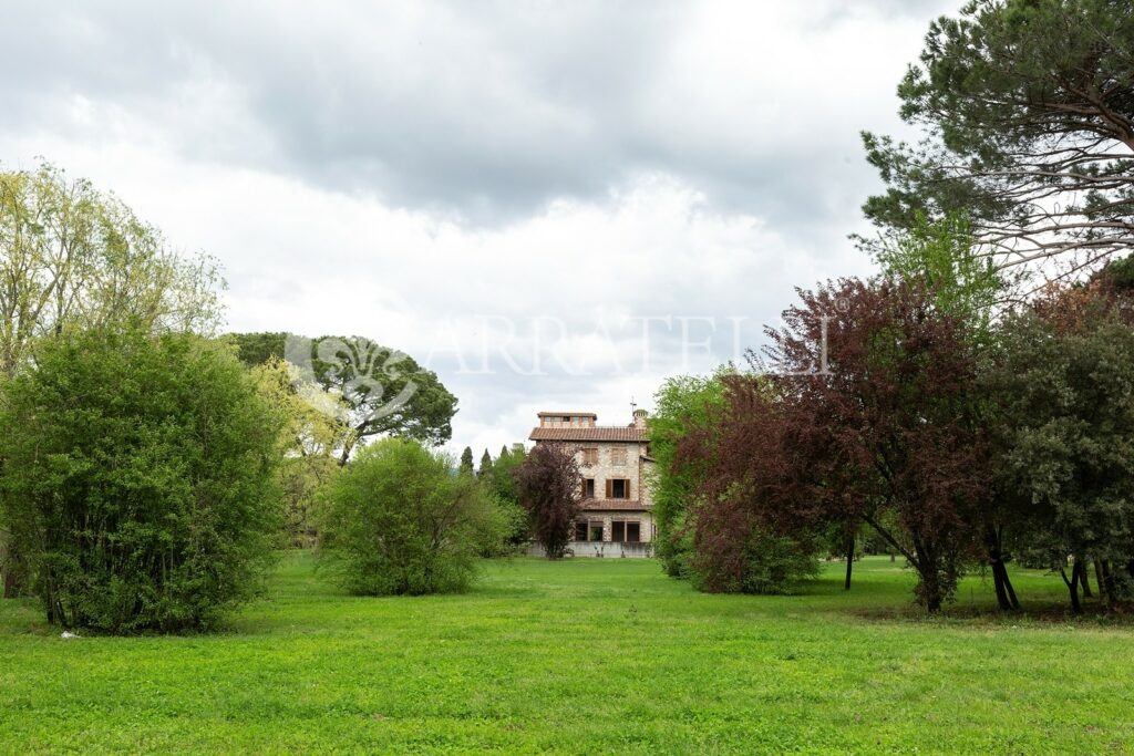 Meravigliosa villa d’epoca da ristrutturare con parco vicino Firenze