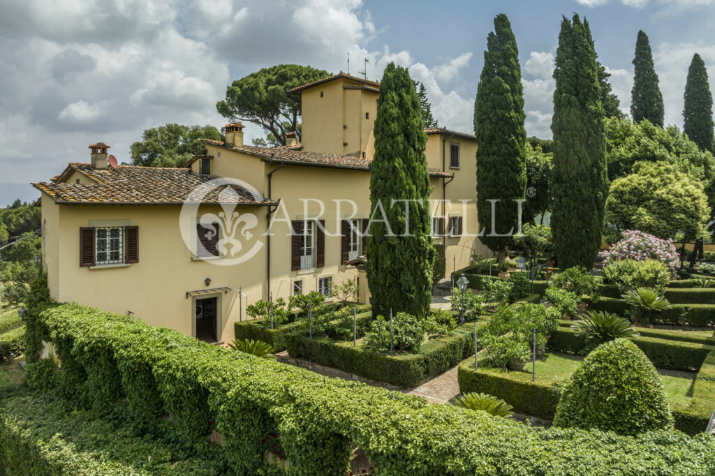 Superba villa storica sulle colline con oliveta