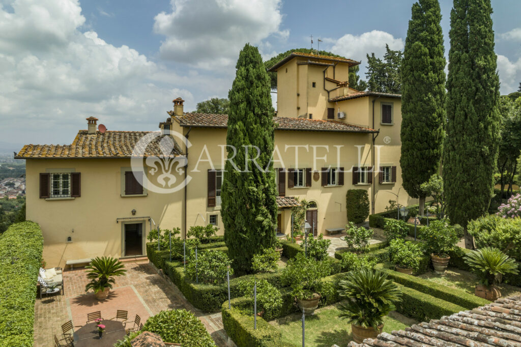 Superba villa storica sulle colline con oliveta