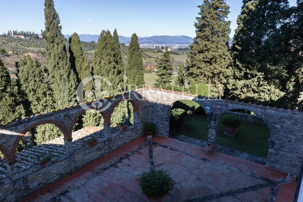 Prestigiosa villa del XV secolo sulle colline di Firenze