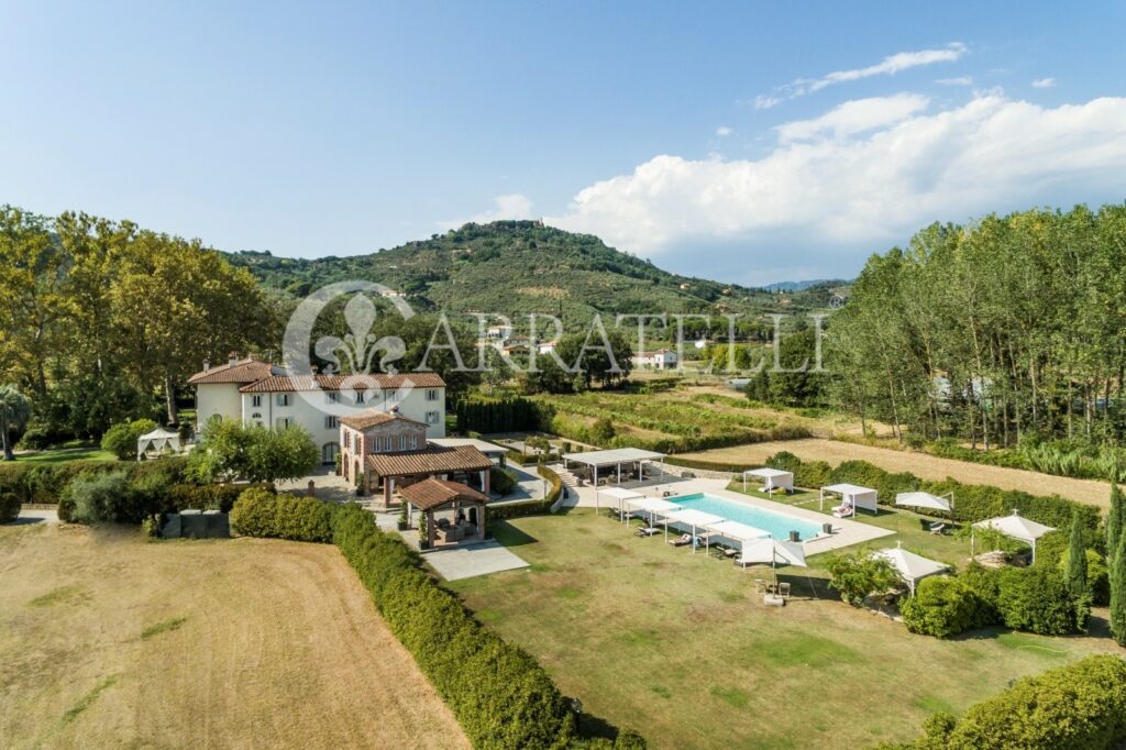 Villa con parco e piscina su colline vicino Firenze