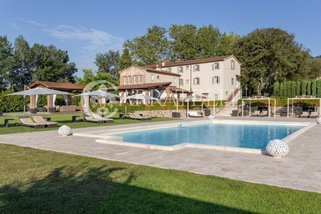 Элегантная вилла с парком и бассейном на холмах недалеко от Флоренции