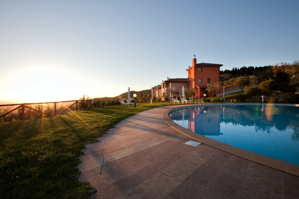 Borgo con piscina e terreno vicino a Volterra