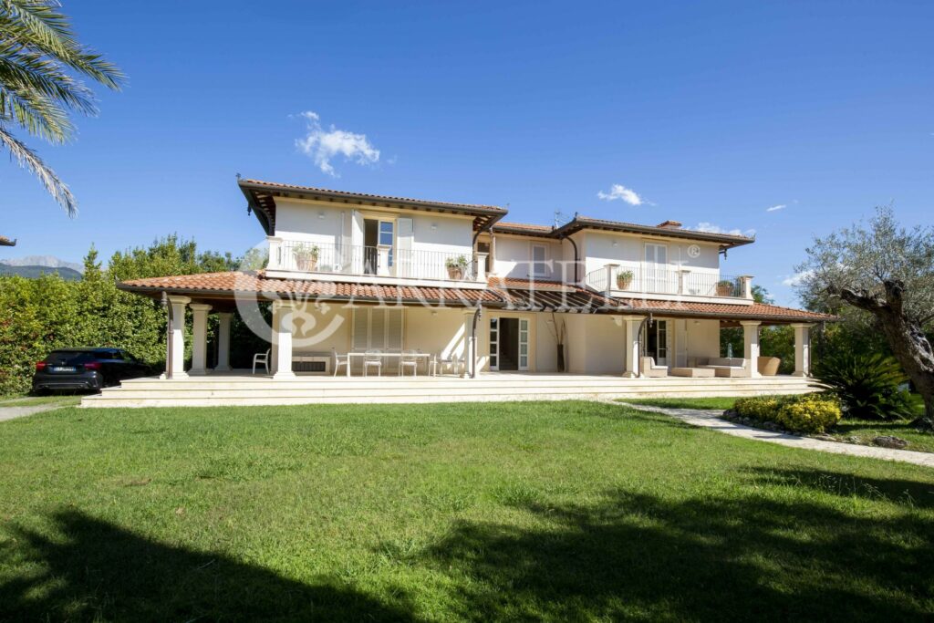 Villa with garden and pool in Forte dei Marmi