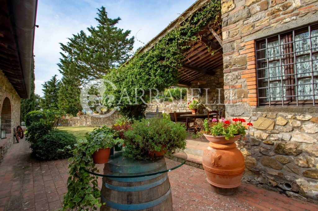 Azienda vitivinicola con casale e cantina in Greve in Chianti