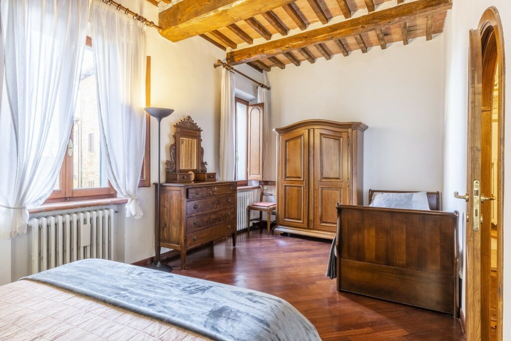 Splendid 3-storey building in the heart of Montepulciano with cellar and sauna.