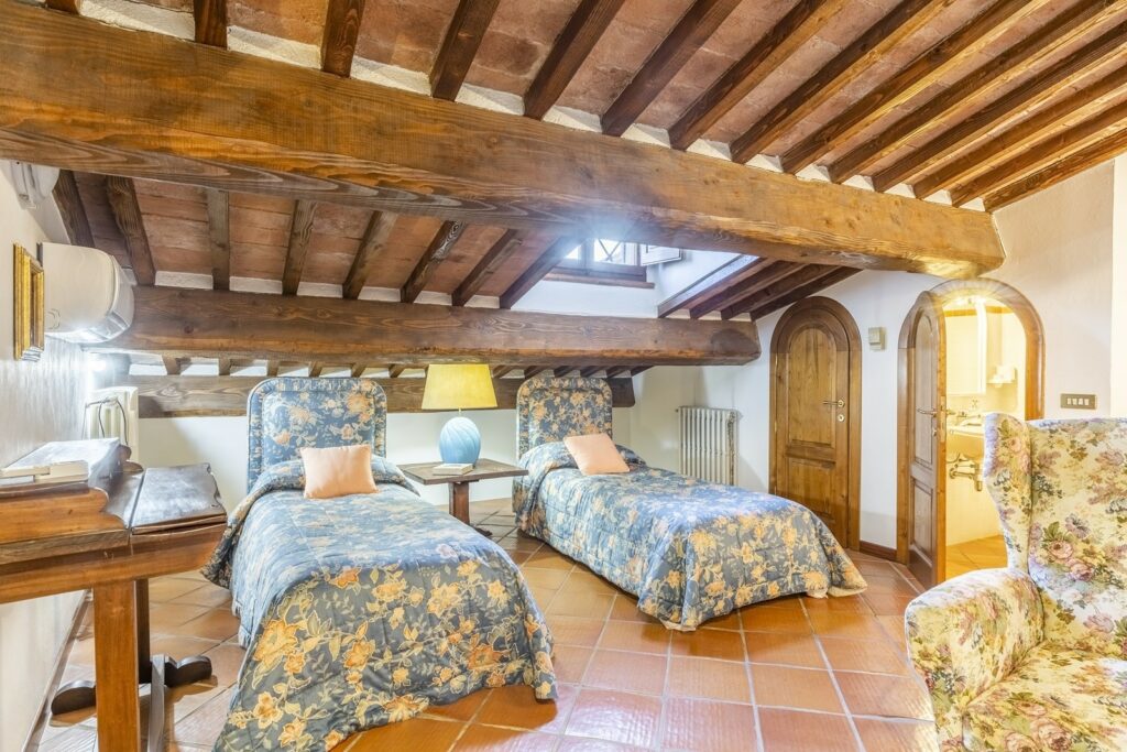 Splendid 3-storey building in the heart of Montepulciano with cellar and sauna.