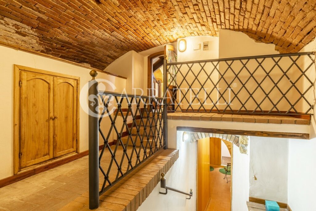 3-story building in Montepulciano with sauna
