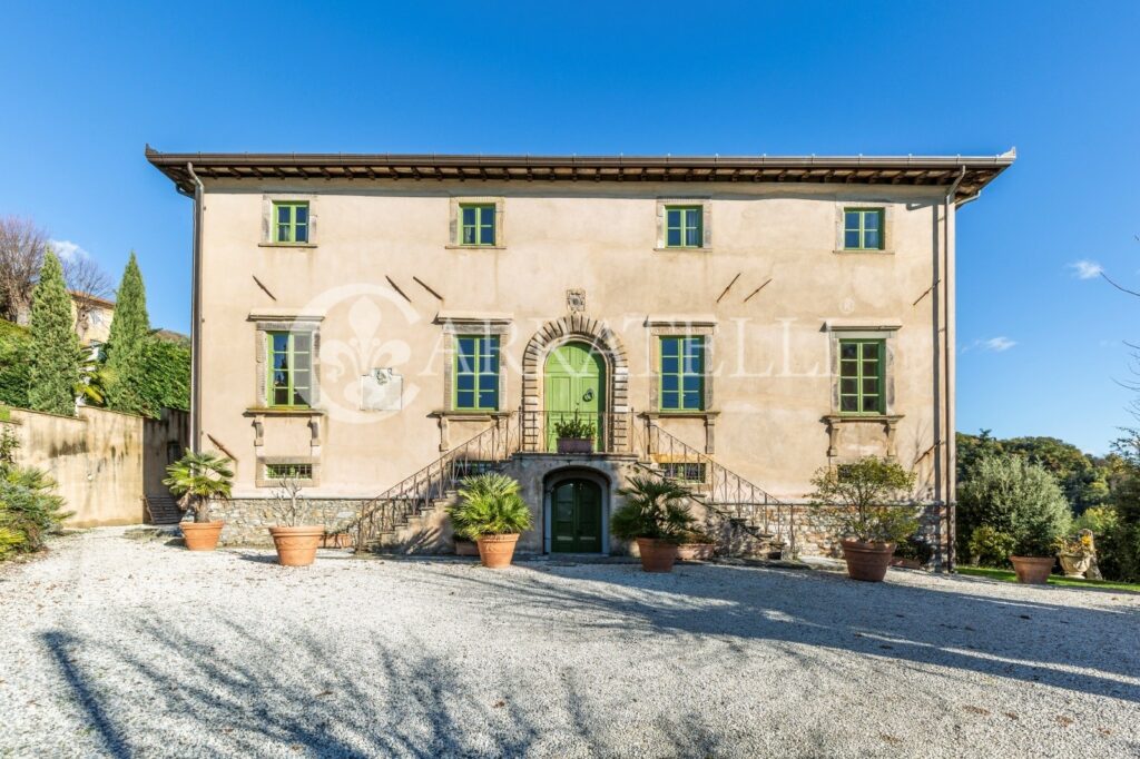 Imponente villa storica con piscina e parco – Lucca
