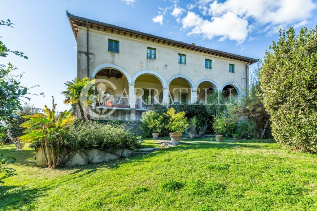 Imposing historic villa with swimming pool and park – Lucca