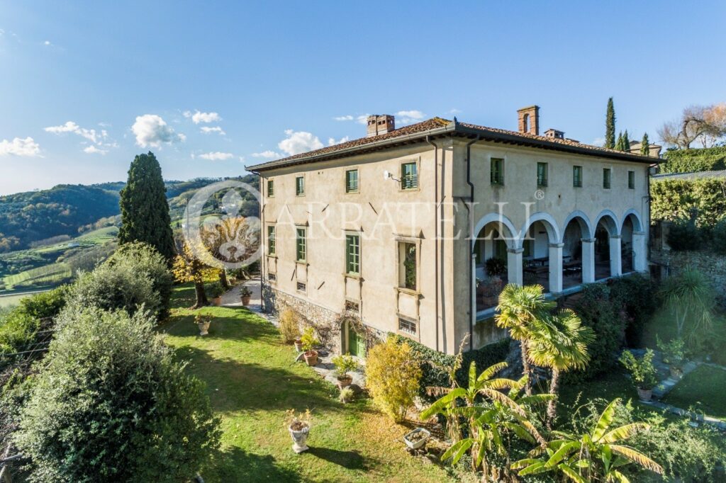 Imponente villa storica con piscina e parco – Lucca