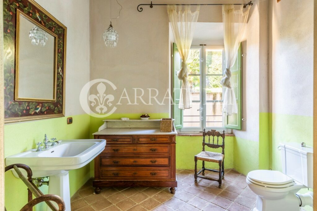 Imposing historic villa with swimming pool and park – Lucca