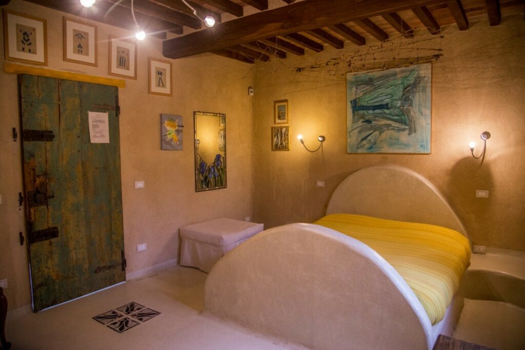 Casale d’artista con piscina e oliveta in Versilia – Camaiore