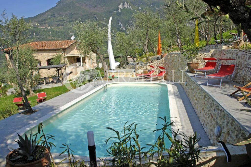 Casale d’artista con piscina e oliveta in Versilia – Camaiore