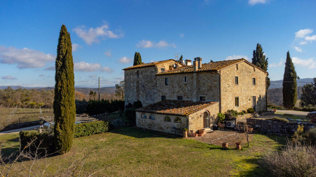 Casale con torre antica uliveto e piscina vicino Firenze