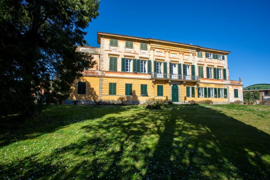 Meravigliosa villa storica con parco vicino Lucca