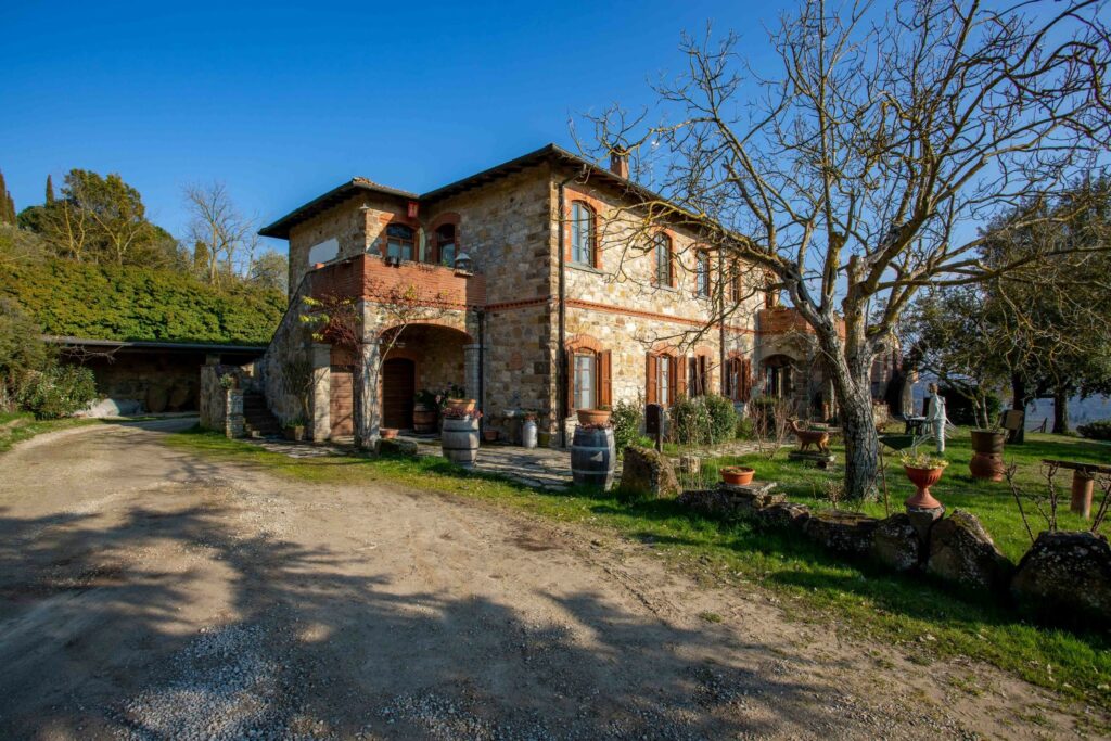 Casale in pietra con giardino, piscina e terreno nel Chianti