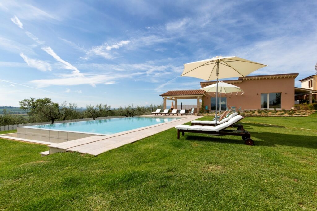 Villa moderna con  piscina ed uliveto vicino Arezzo