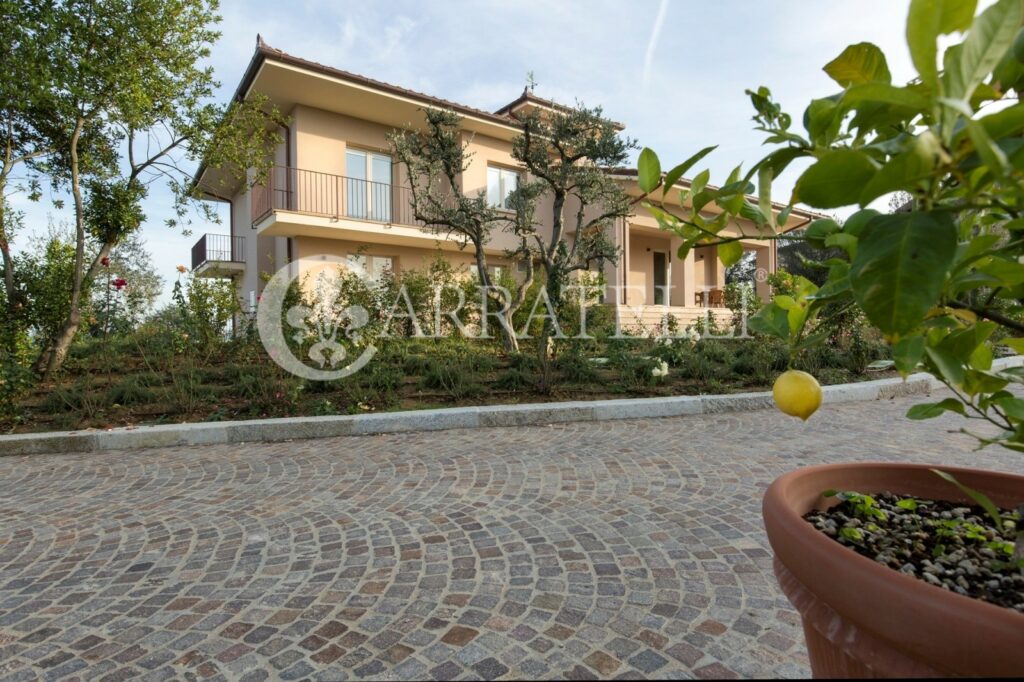Villa moderna con  piscina ed uliveto vicino Arezzo