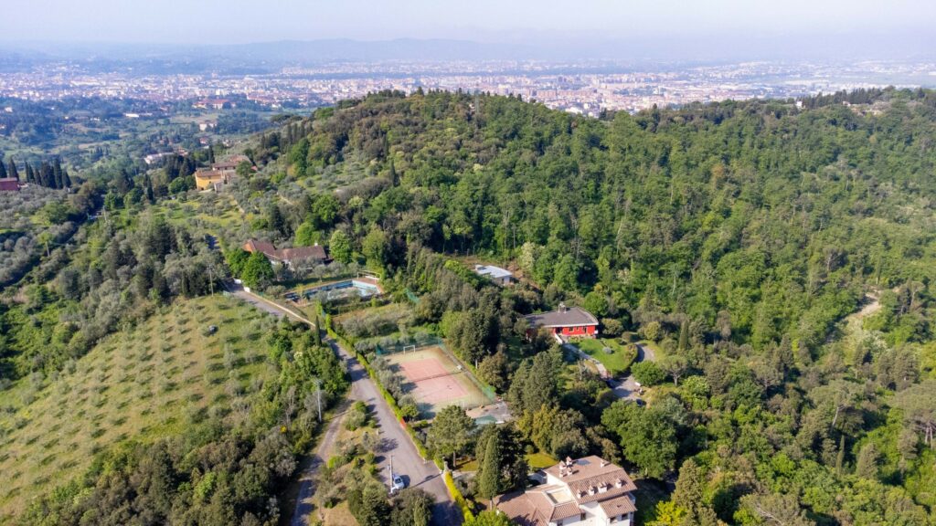 Villa di lusso con piscina e campo da tennis a Firenze
