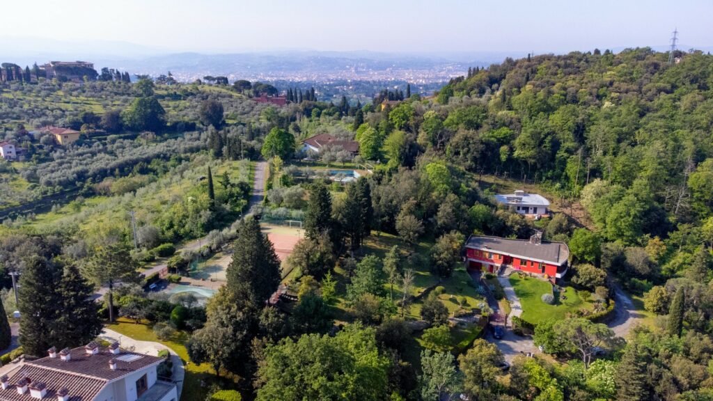 Villa di lusso con piscina e campo da tennis a Firenze