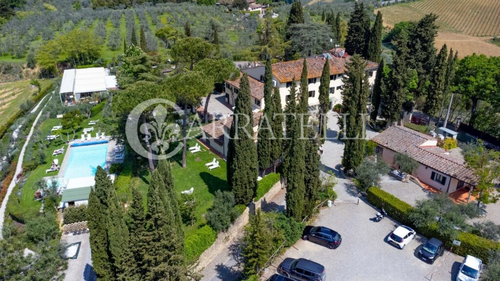 Resort di lusso con giardino, piscina e terreno nel Chianti
