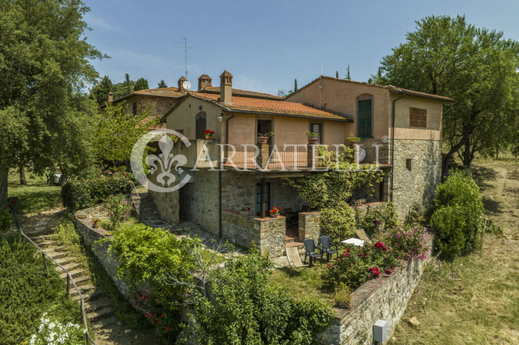 Casale in pietra con giardino, piscina e terreno nel Chianti