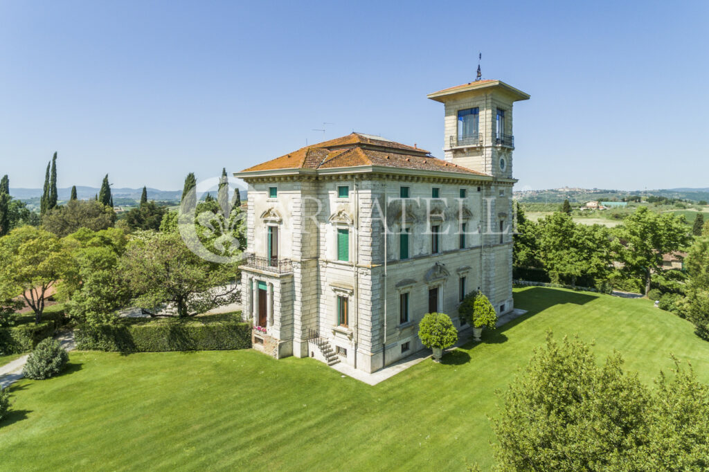 Villa storica del 1900 con parco, piscina e maneggio in Toscana