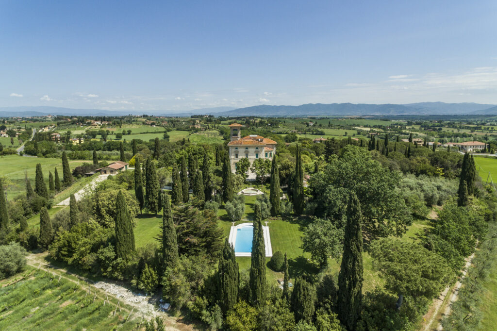 Villa storica del 1900 con parco, piscina e maneggio in Toscana