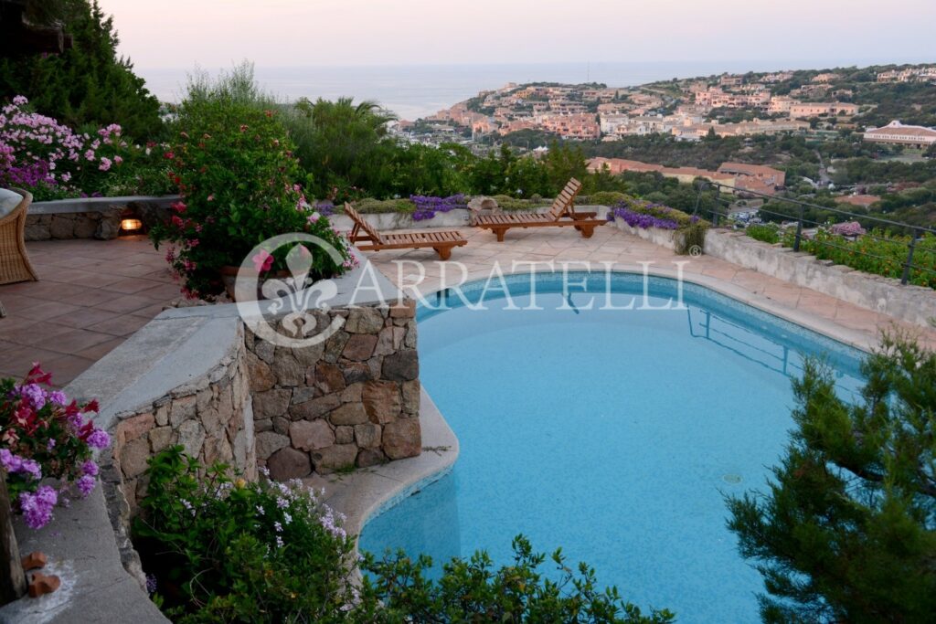 Meravigliosa villa con giardino,piscina fronte mare Sardegna