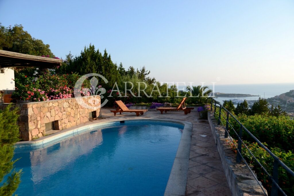Wonderful villa with garden and pool facing the sea