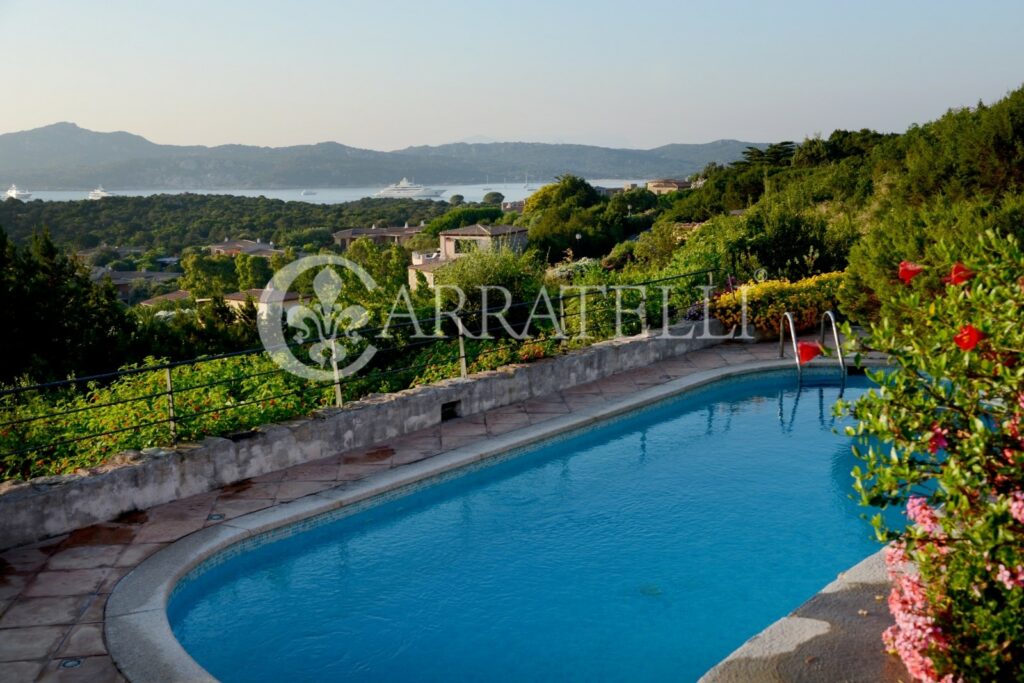 Meravigliosa villa con giardino,piscina fronte mare Sardegna
