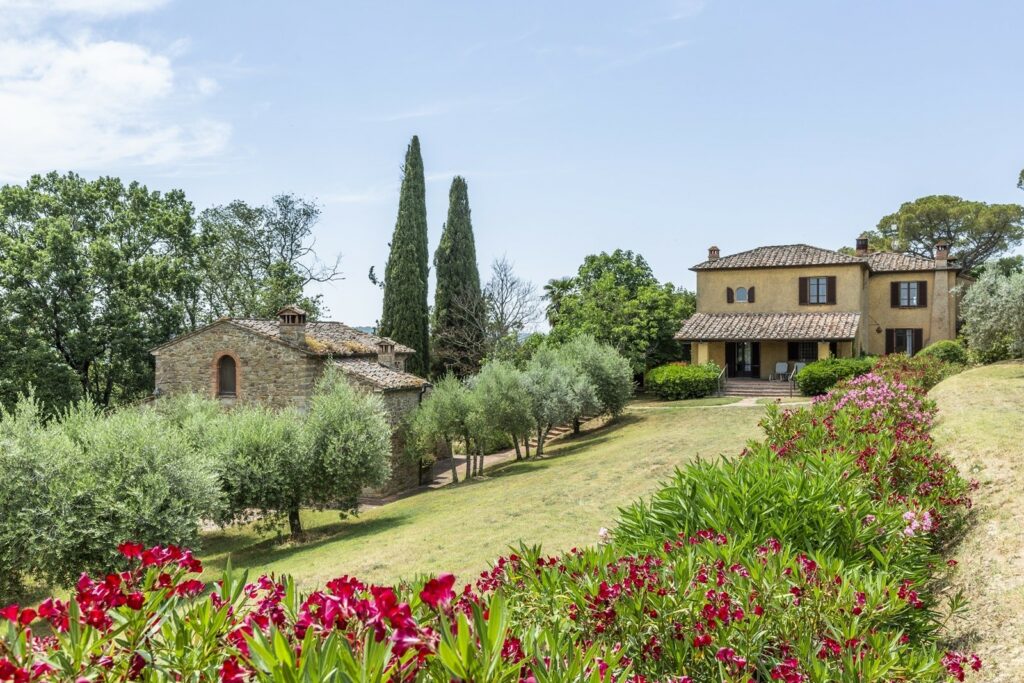 Spectacular farmhouse in the Tuscan hills with outbuilding, pool and land