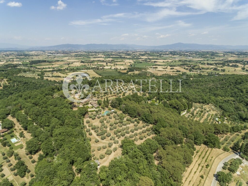 Впечатляющий фермерский дом на тосканских холмах с флигелем, бассейном и землей