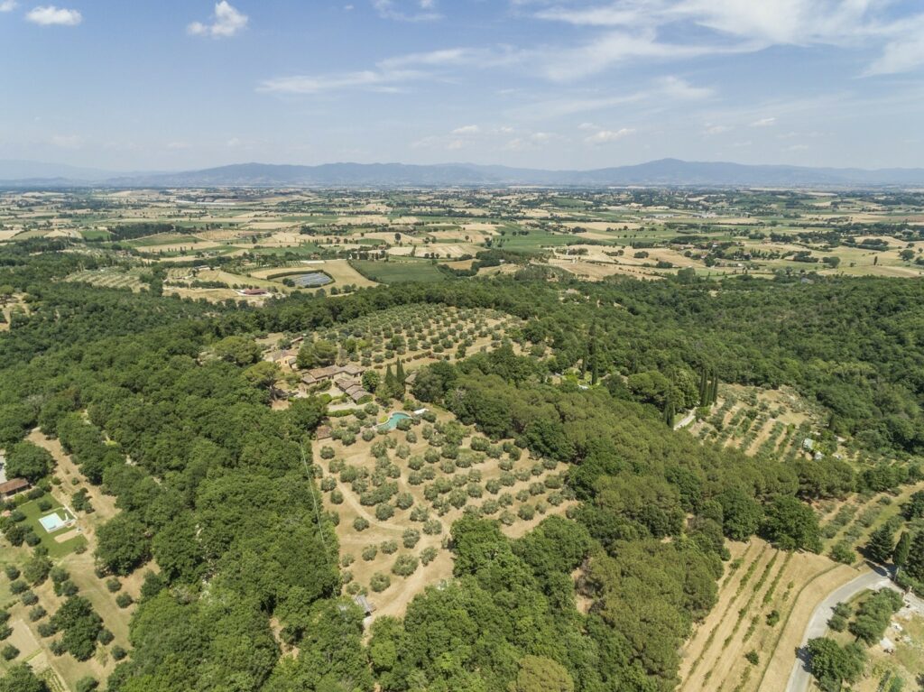 Впечатляющий фермерский дом на тосканских холмах с флигелем, бассейном и землей