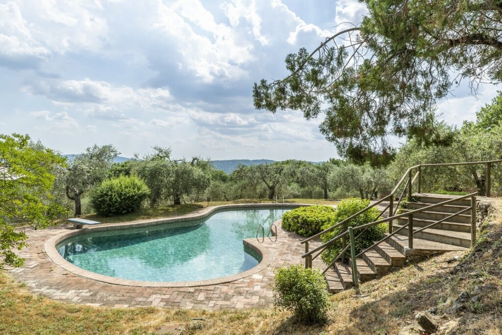 Spettacolare casale sulle colline toscane con dépendance, piscina e terreno