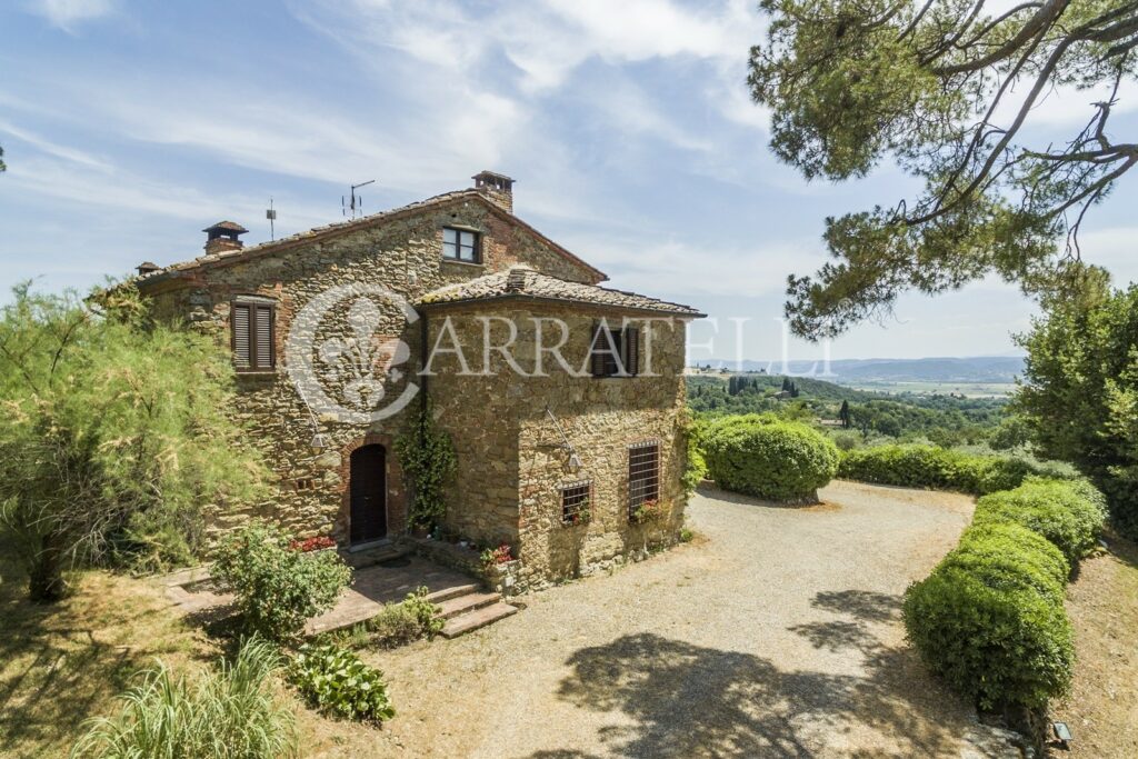 Spectacular farmhouse in the Tuscan hills with outbuilding, pool and land