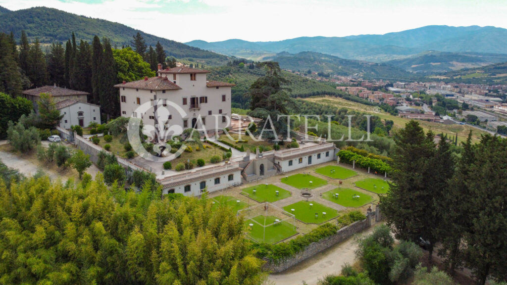 Впечатляющая историческая вилла с жильем над Флоренцией